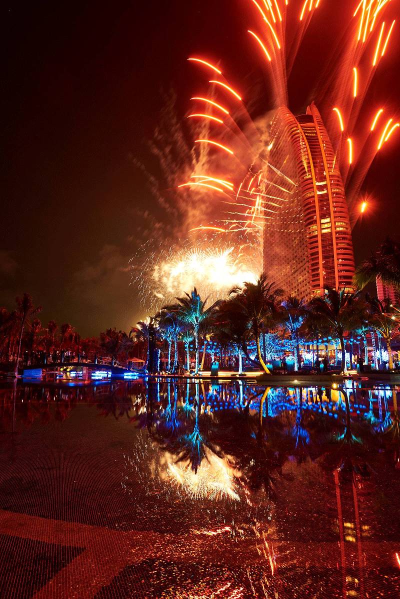 图为三亚·亚特兰蒂斯启幕盛典仪式上的烟花秀.