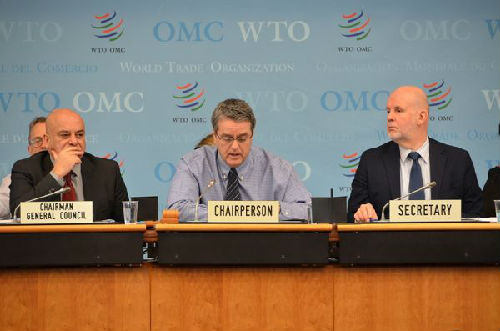 罗伯托·阿泽维多(中)5日在日内瓦出席世界贸易组织全体成员代表会议