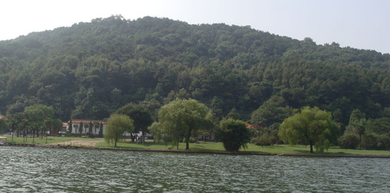 東湖還有桂花園,杜鵑園,薔薇園,水生花園,松柏園,盆景園等植物觀賞園