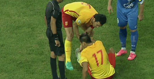 gif-裁判阴差阳错利国足 张呈栋射门后疑抽筋