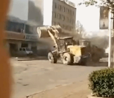 铲车打架视频：6辆铲车“打群架”最拉风打架！