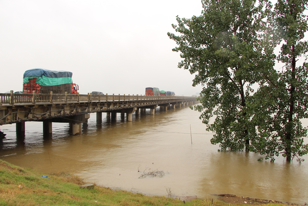 京港高速发生山体滑坡险情  府河幸福垸大堤发生漫水险情 孝感启动